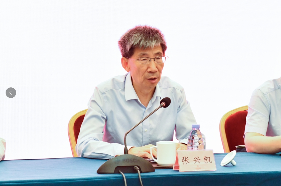 1733994730940373.png 张兴凯副会长做工作报告.png